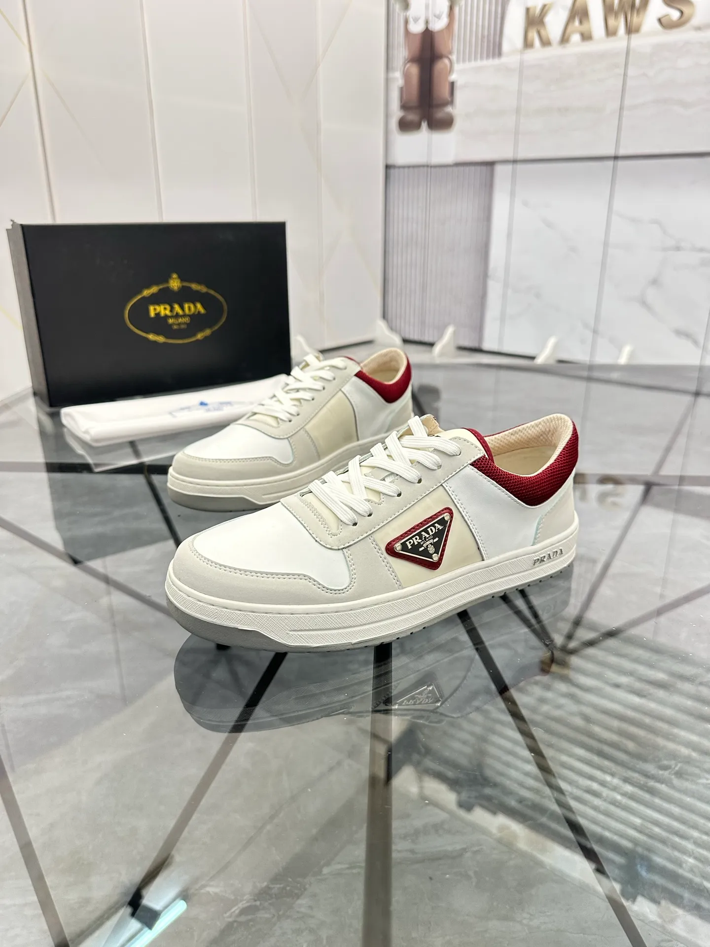 Men's shoes: 💰P420¥ Product trademark: Prada *"Prada*" low-top casual shoes Regular size: 38-44 (can be customized to 45) Product materials: imported cowhide upper with original fabric, breathable lining, original outsole. Number: 020